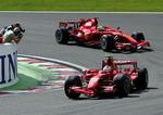 Ferraris Kimi Raikkonen(forrest) og holdkammeraten Felipe Massa der holdt sine førerpositioner fra start til mål i det belgiske Formel 1-Greand Prix. 