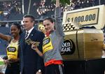 400 meter-løbenen Sanya Richards(t.v) sammen med stangspringeren Yelena Isinbayeva og den tidligere stangsprings-verdensmester Sergej Bubka. I baggrunden guldbarrerne som de to kvindelige atleter skal dele. 
