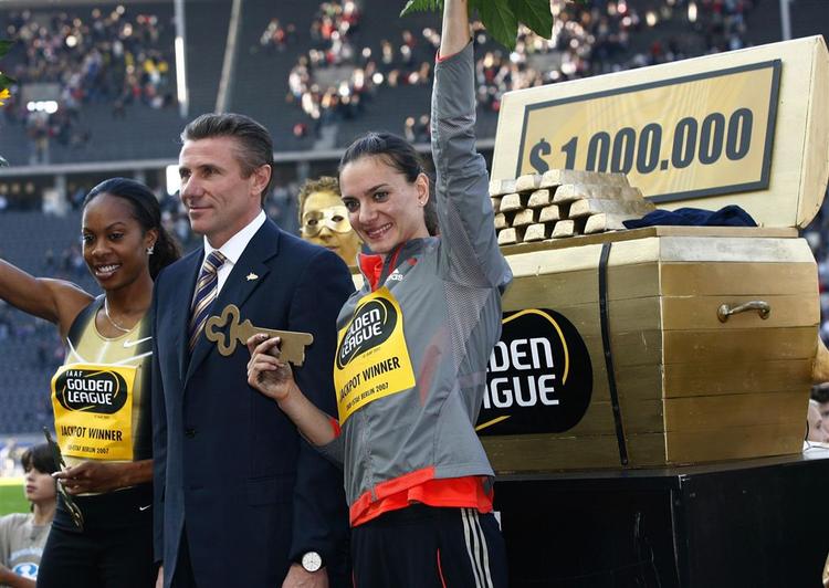 400 meter-løbenen Sanya Richards(t.v) sammen med stangspringeren Yelena Isinbayeva og den tidligere stangsprings-verdensmester Sergej Bubka. I baggrunden guldbarrerne som de to kvindelige atleter skal dele. 