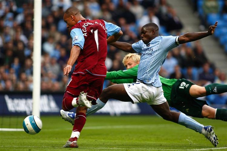 Manchester Citys danske målmand, Kasper Schmeichel, klarer en afslutning fra Aston Villas Gabriel Agbonlahor under dagens opgør i den engelske Premier League. 