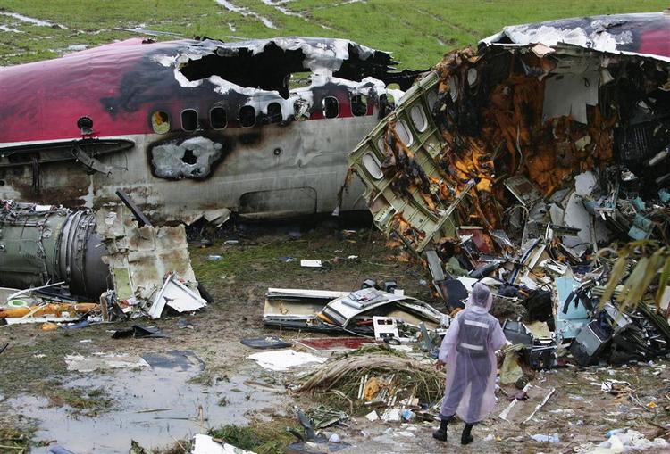 Mindst 88 omkom, da flyet forulykkede under landingen på ferieøen. 