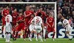 Splitsekundet før Inzaghi (th) bliver ramt af Pirlos frisparksbold og bringer AC Milan foran i Champions League-finalen. 