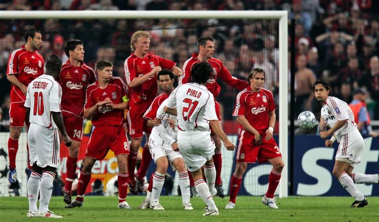 Splitsekundet før Inzaghi (th) bliver ramt af Pirlos frisparksbold og bringer AC Milan foran i Champions League-finalen. 