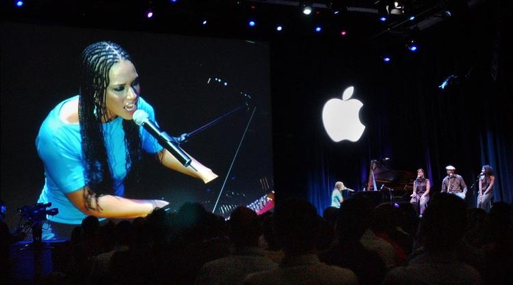 Den amerikanske sanger Alicia Keys deltog i åbningen af Apples netbutik iTunes i London i juni 2004. I dag er butikken en af de største på nettet og har succes med at låse musikken fast til et enkelt musikformat - Apples eget. 