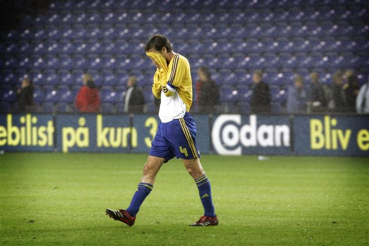 Per Nielsen så sidde på tribunen, når Brøndby på søndag spiller mod FC København. 
