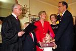 Michael B. Mukasey tager Rudolph Giuliani i ed som New Yorks borgmester i 1993. 