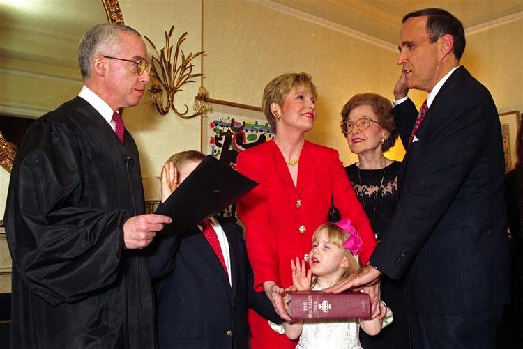 Michael B. Mukasey tager Rudolph Giuliani i ed som New Yorks borgmester i 1993. 