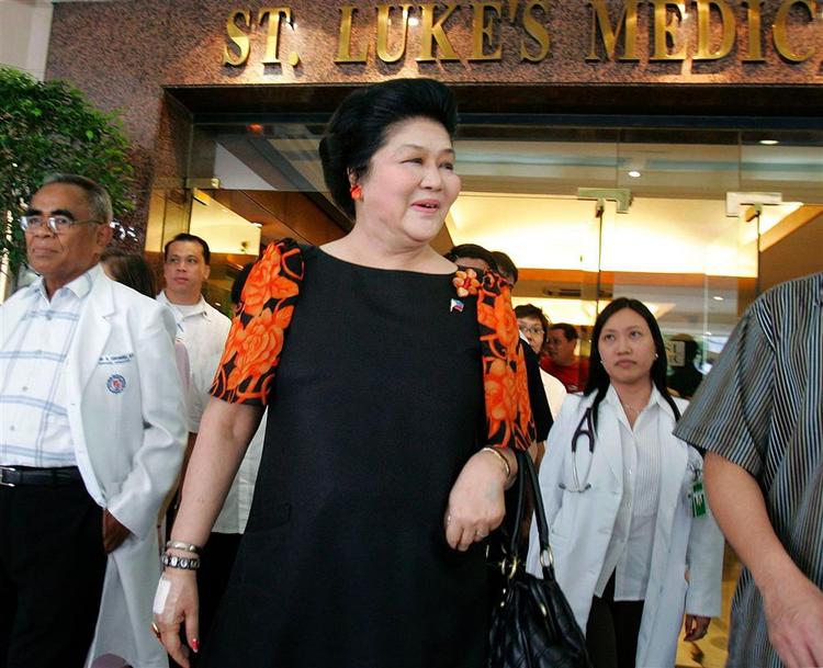 Imelda Marcos, der  blev indlagt i weekenden på grund af smerter i knæet, viste i dag den fremmødte presse, at hun ikke fejler noget alvorligt. Med et par flade sko kan hun komme langt. 