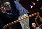 Radiosymfoniorkestrets chefdirigent, Thomas Dausgaard, skabte musikalsk kvalitet i Haydns bibelbud på verdens skabelse.  I baggrunden sopranen Barbara Bonney under generalprøven til koncerten. Foto: Agnete Schlichtkrull 