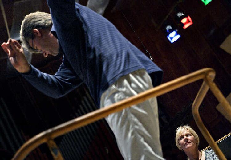 Radiosymfoniorkestrets chefdirigent, Thomas Dausgaard, skabte musikalsk kvalitet i Haydns bibelbud på verdens skabelse.  I baggrunden sopranen Barbara Bonney under generalprøven til koncerten. Foto: Agnete Schlichtkrull 