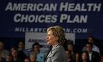 Hillary Clinton fremlagde sit længe ventede sundhedsudspil på et hospital i staten Iowa. 