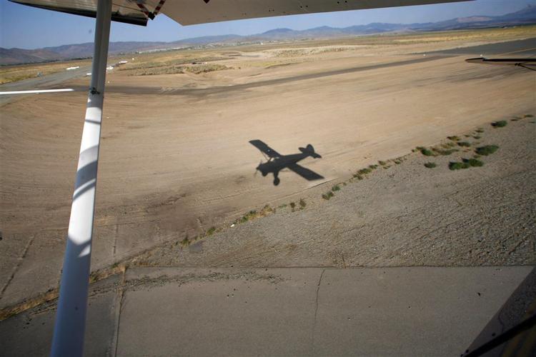 Eftersøgningsfly har fundet seks gamle flyvrag i Nevada, men der er endnu intet spor af Steve Fossett. 