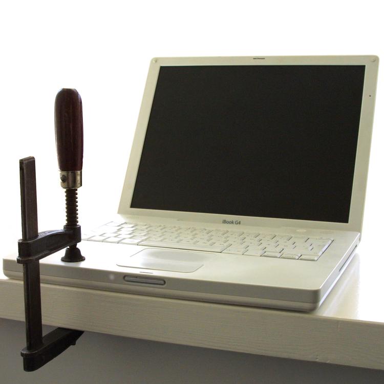 Brugere verden over har haft problemer med Apples iBook G4, og nogle brugere har haft succes med at spænde en skruetvinge fast et bestemt sted på deres computer for på den måde at få den til at genstarte. 