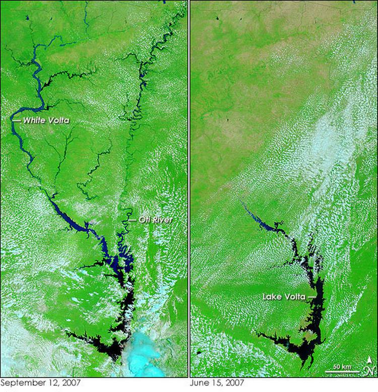 To satellitbilleder fra NASA viser det meste af Ghana og hvor meget floder er svulmet. Billedet til højre er fra juni, og det til venstre fra denne måned. 