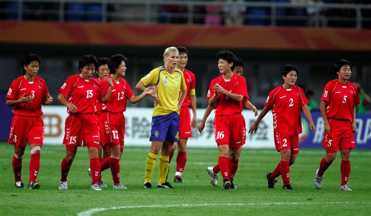 Sverige vandt med 2-1, men det var ikke nok for Hanna Marklund. Nordkorea går videre til kvartfinalerne ved kvindernes fodbold-VM. 