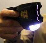 En amerikansk betjent fremviser en taser. Om det er samme type som den, der blev brugt på universitetet i Florida, fremgår ikke. 