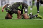 Werder Bremens  Markus Rosenberg bider i græsset efter nederlaget til Real Madrid. 