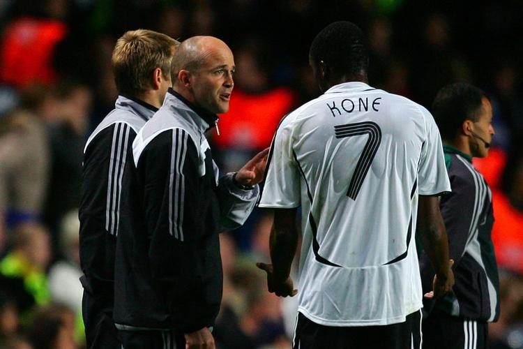 Rosenborgs træner,Knut Tørum, instruerer Yssouf Kone under Champions League kampen mod Chelsea. 