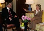 Udenrigsminister Per Stig Møller talte i næsten en halv time med præsidentkandidat i USA, Hillary Clinton. 