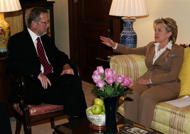 Udenrigsminister Per Stig Møller talte i næsten en halv time med præsidentkandidat i USA, Hillary Clinton. 