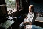 Chefideologen for Kher Rouge, Nuon Chea, er fanget. Her lytter han til nyheder i sit simple hjem i Pailin i Cambodja på et foto fra marts 2005. Politiet omringede i dag hans hjem og arresterede ham. 
