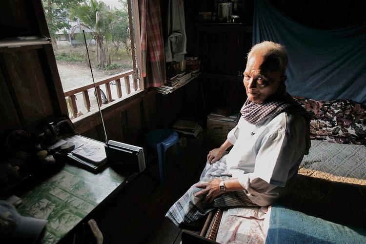 Chefideologen for Kher Rouge, Nuon Chea, er fanget. Her lytter han til nyheder i sit simple hjem i Pailin i Cambodja på et foto fra marts 2005. Politiet omringede i dag hans hjem og arresterede ham. 