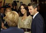 Kronprins Frederik og kronprinsesse Mary taler med en af de danske repræsentanter for den danske modeudstilling i New York. 