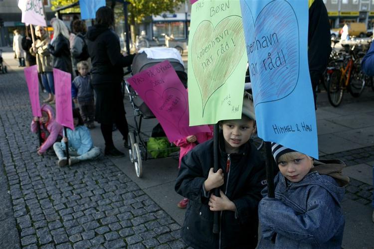 Onsdag morgen var der 'børne-demo' på Sundbyvester Plads i København mod nedskæringerne på institutionsområdet. 