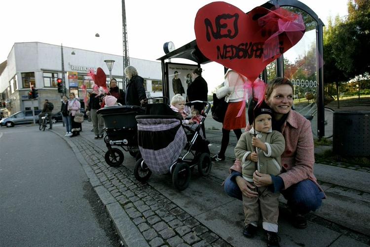 Gaderne i København var fyldt med smilende demonstranter til morgen. De næste dage ventes blokader af institutioner i byen. 