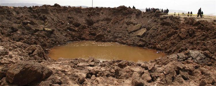 Et krater, der måler fem meter i dybden og 20 i bredden, er dannet, efter at en meteorit angiveligt har ramt Peru. 