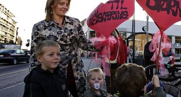 Demonstration mod nedskæringer i Københavns Kommune på Brønshøj Torv. 