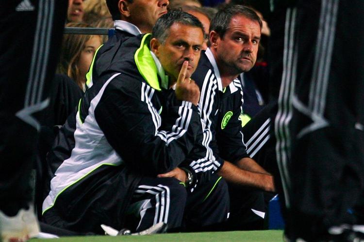 Jose Mourinho stopper i Chelsea. Her ses træneren under det, der kan være hans sidste kamp for London-klubben: Det skuffende 1-1 opgør mod Rosenborg. 
