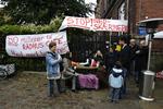 De besparelser på 40 millioner, som overborgmesteren er klar til at droppe, er langt fra nok, mener de københavnske forældres organisation. Her blokerer forældre børnehaven 'Dronning Caroline Amalie' tidligt i dag i København. 