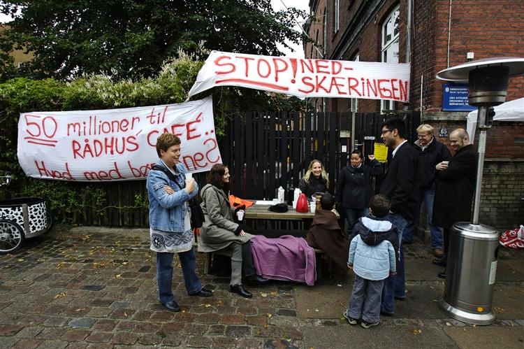 De besparelser på 40 millioner, som overborgmesteren er klar til at droppe, er langt fra nok, mener de københavnske forældres organisation. Her blokerer forældre børnehaven 'Dronning Caroline Amalie' tidligt i dag i København. 