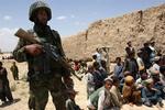 Afghanske børn tager kugler for Taleban. Her er det dog en soldat fra den aghanske hær, der venter på at modtage nødhjælp til     befolkningen. 