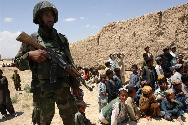 Afghanske børn tager kugler for Taleban. Her er det dog en soldat fra den aghanske hær, der venter på at modtage nødhjælp til     befolkningen. 