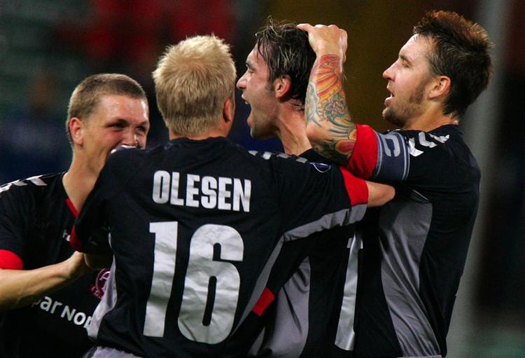 Rade Prica bliver hyldet efter sin scoring til 1-1. 