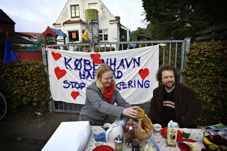 Forældreblokaderne er ikke blevet standset af forliget på Københavns Rådhus. Her blokerer forældre 'Præstekær Vuggestue' i Brønshøj. 