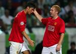 Ronaldo lykønskes af Paul Scholes. 