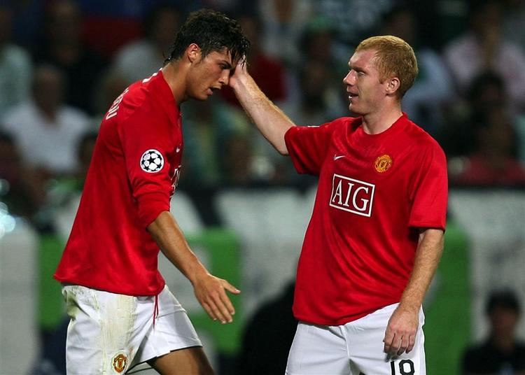 Ronaldo lykønskes af Paul Scholes. 