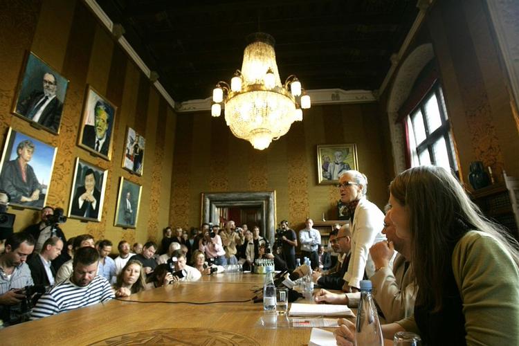 Sundhedsforvaltningens budget bliver barberet med 90 millioner kroner næste år. 