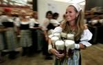 Øllet i teltene kaster flere milliarder kroner af sig hvert år i München. 