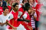 Emmanuel Adebayor, i midten, fejrer sin scoring med Eduardo og Theo Walcott, til højre. 