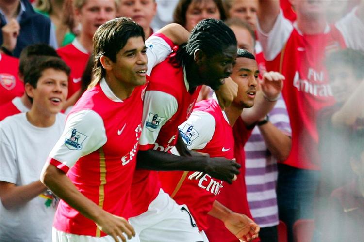Emmanuel Adebayor, i midten, fejrer sin scoring med Eduardo og Theo Walcott, til højre. 