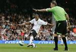 Fulham's Hameur Bouazza skyder bolden ind bag Kasper Schmeichel. 