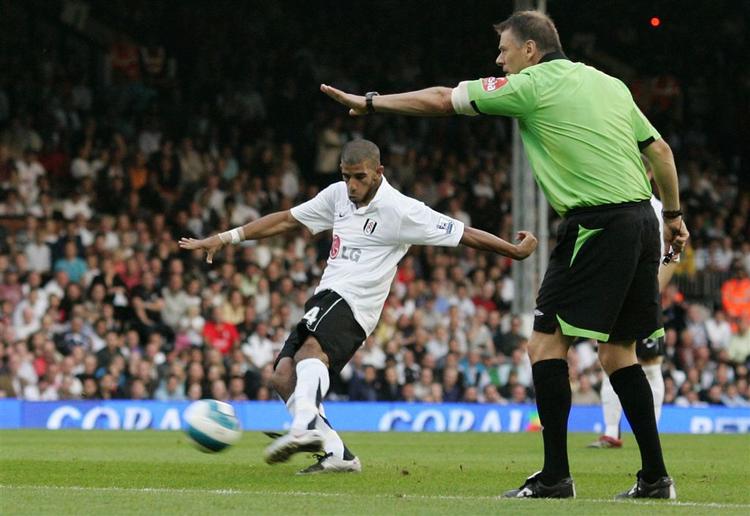Fulham's Hameur Bouazza skyder bolden ind bag Kasper Schmeichel. 