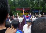 Et billede fra Mandalay Gazette viser folk stimle sammen om huset, hvor Aun San Suu Kyi har siddet indespærret siden 2003. 