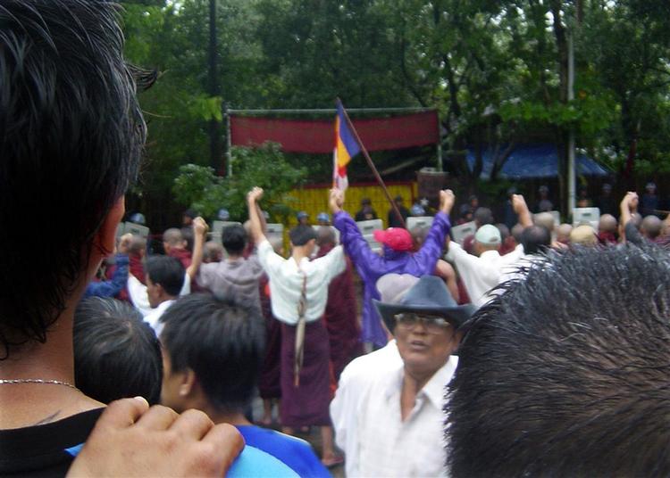 Et billede fra Mandalay Gazette viser folk stimle sammen om huset, hvor Aun San Suu Kyi har siddet indespærret siden 2003. 