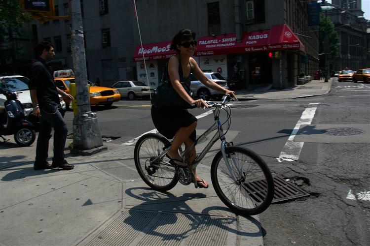 Snart får New York sin første cykelsti på en af byens stærkt trafikerede gader. Byens styre vil fremme cyklismen. 