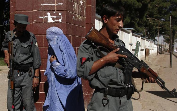 Afghanske politimænd på patrulje i Herat, hvor de to italienske soldater forsvandt i weekenden. 